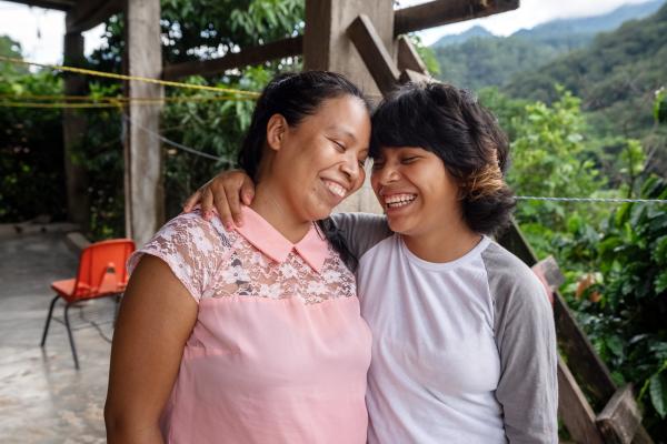 Paciente y su mamá en su casa en la comunidad Plan de la Libertad