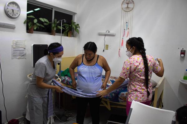 Equipo de Casa Materna Jaltenenago acompañando a una usuaria