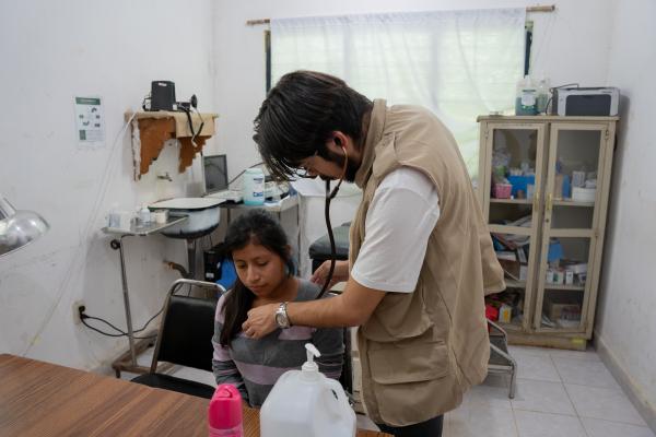 Médico dando atención a paciente en la clínica comunitaria en Matasano, Chiapas
