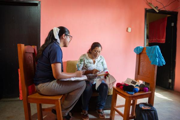 Cuidadora de salud mental acompañando a una usuaria en la comunidad de Capitán