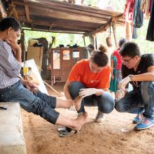 Pasante de medicina y Médico comunitario visitando a paciente que vive a 3 horas de distancia de la clínica comunitaria de Capitán Luis A. Vidal