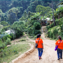 Trabajadora comunitaria de salud camino al hogar de pacientes en la comunidad de Laguna